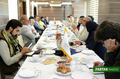 برگزاری نشست هم‌اندیشی تعدادی از مدیران  اقامتگاه‌های بوم‌گردی، آزانس‌های گردشگری کرمانشاه و اعضای شورای  ثبت جهانی اورمانات در هتل پارسیان