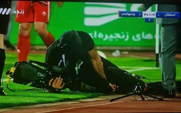 
پرتاب سنگ هوادارای استقلال خوزستان به بازیکن خودی!