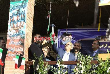 نواختن زنگ گلبانگ انقلاب توسط معاون پرورشی و فرهنگی وزارت آموزش و پرورش