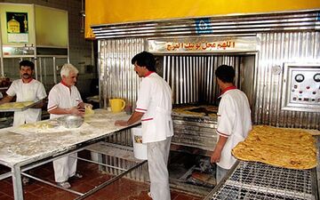 
نانوایان به دلیل ارتباط نزدیک با مردم نکات بهداشتی را رعایت کنند/ آموزش های لازم به کسبه و بازاریان داده خواهد شد