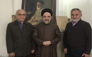  فرزندان آیت‎الله خاتمی، محمدرضا، محمد و علی کنار عکس پدر