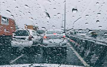 بارش برف و باران در محورهای ٩ استان