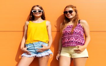 راهنمای والدین؛ چگونه نوجوانان را در انتخاب لباس همراهی کنیم؟