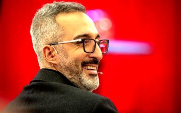 بوسه عاشقانه امیر مهدی ژوله بر عشق زندگی اش !
