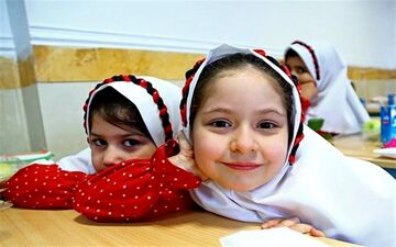 دانش‌آموزان اول تا سوم دبستان را با یک معلم می‌گذرانند