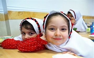 دانش‌آموزان اول تا سوم دبستان را با یک معلم می‌گذرانند