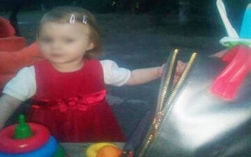 پیدا شدن دختر گرسنه در کنار اجساد والدینش در آپارتمان!