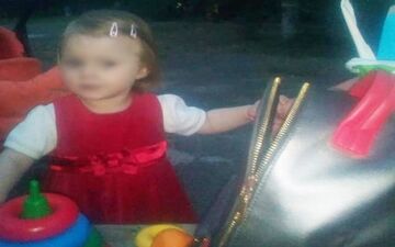 پیدا شدن دختر گرسنه در کنار اجساد والدینش در آپارتمان!