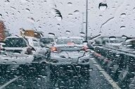 ترافیک پر حجم در بزرگراه‌های تهران همزمان با بارش باران