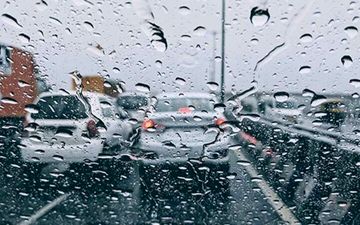 ترافیک پر حجم در بزرگراه‌های تهران همزمان با بارش باران