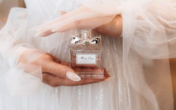 عطرهایی که برای عروس‌های پاییزی بهترین انتخاب هستند
