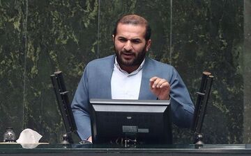 
معلوم نیست نرخ ارز را چه کسی تعیین می‌کند؟/ اگر تیم اقتصادی ناتوان است، دولت آن را تغییر دهد 