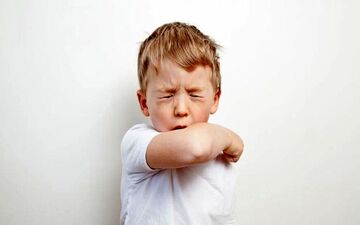 نگران سرفه کودکتان هستید؟ بیا تا درمان سریع وخانگی رو بهت نشون بدم!