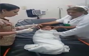 خارج کردن سکه از گلوی کودک توسط پزشک زبردست + فیلم