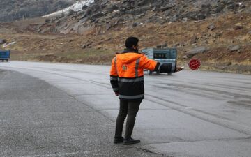 تمامی محورهای اصلی و شریانی استان کرمانشاه باز است/ تمام جاده‌ها و گردنه‌های استان لغزنده است


