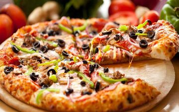 پیتزا مخلوط خانگی | طرز تهیه کامل و نکات طلایی!