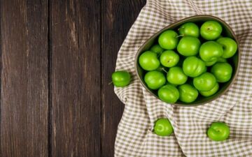 به این دلایل خوردن گوجه سبز در بارداری مفید است