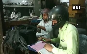 اقدام عجیب کارمندان هندی برای سالم ماندن