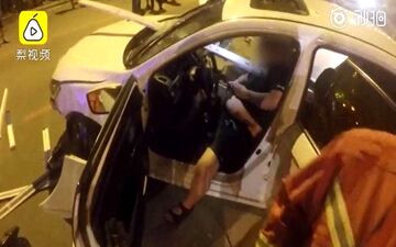 اعتیاد شدید راننده به تلفن همراهش حادثه آفرید! +فیلم