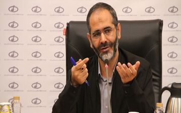 دولت در مدیریت ارز ۴۲۰۰ تومانی هیچ توانی ندارد
