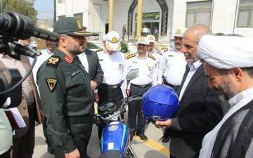 خلاقیت پلیس کرمانشاه در شناسایی رانندگان قانون‌مدار/ اهدا یک دستگاه موتور سیکلت به راننده‌ای که فصل گذشته مرتکب هیچگونه تخلفی نشده است
