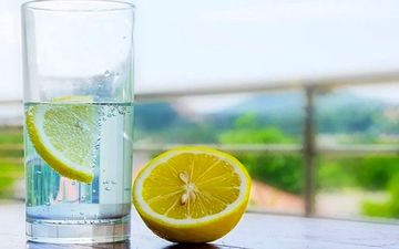 نوشیدنی ارزان، اثرات با ارزش؛ چرا نوشیدن آب با لیمو این‌قدر مفید است؟