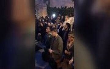 دعای مسیحیان پاریس برای کلیسایی که در آتش می‌سوزد