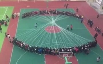 صحنه‌ای از طناب بازی جالب به سبک چینی 
