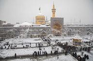 برف سنگین مشهد را سفیدپوش کرد؛ حرم رضوی در منظره‌ای دیدنی + ویدئو