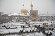 برف سنگین مشهد را سفیدپوش کرد؛ حرم رضوی در منظره‌ای دیدنی + ویدئو