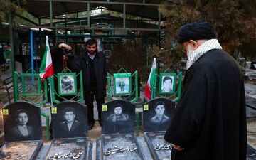 رهبر انقلاب، یاد بنیانگذار و شهدای انقلاب را گرامی داشتند