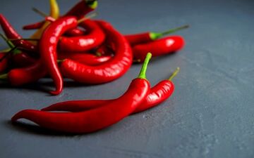 غذاهای تند چه فوایدی دارند؟ | آشنایی با فواید باورنکردنی غذای تند برای سلامت بدن