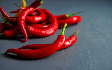 غذاهای تند چه فوایدی دارند؟ | آشنایی با فواید باورنکردنی غذای تند برای سلامت بدن