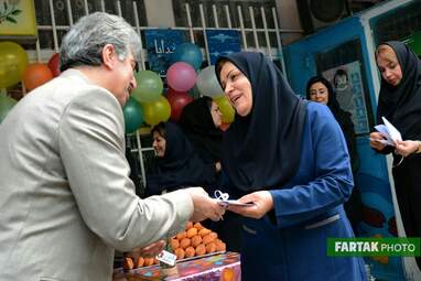 پاسداشت روزمعلم در دبستان غیر انتفاعی مفید و تجلیل از دانش‌آموزان برتر  ناحیه سه کرمانشاه 