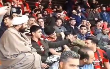 برخورد جالب هواداران تراکتورسازی با یک طلبه در ورزشگاه +فیلم 