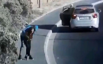 لحظه غافلگیر شدن دختر جوان توسط سارقان در خیابان! +فیلم 