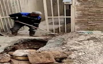 رفع انسداد شبکه جمع‌آوری فاضلاب خیابان شریعتی شهر کرمانشاه 