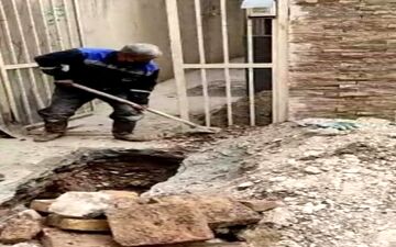 رفع انسداد شبکه جمع‌آوری فاضلاب خیابان شریعتی شهر کرمانشاه 