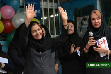 پاسداشت روزمعلم در دبستان غیر انتفاعی مفید و تجلیل از دانش‌آموزان برتر  ناحیه سه کرمانشاه 