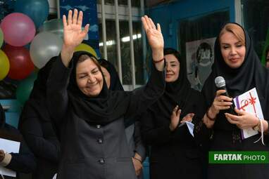 پاسداشت روزمعلم در دبستان غیر انتفاعی مفید و تجلیل از دانش‌آموزان برتر  ناحیه سه کرمانشاه 