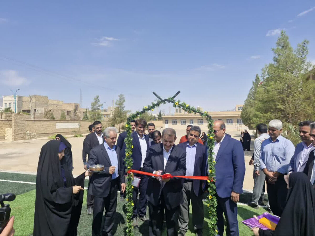 افتتاح ۲ چمن مصنوعی مدرسه&zwnj;ای در مهریز با مشارکت خیران