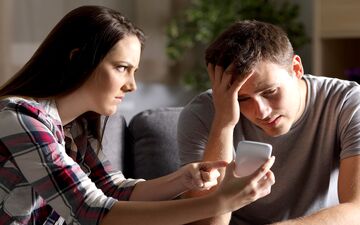 نشانه‌های مخفی خیانت همسر| مچ همسرخیانتکار رو این طوری بگیر!