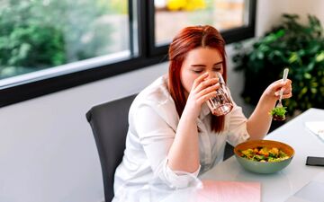 آب همراه غذا؛ آیا باید بنوشیم یا نه؟