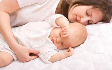 زوجین اشتباه نکنند؛ در حضور نوزادتان رابطه جنسی نداشته باشید