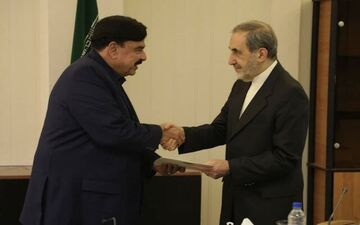 پیام کتبی مشترک رئیس جمهور و نخست وزیر پاکستان به رهبر انقلاب تسلیم ولایتی شد