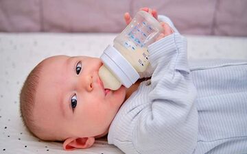 راهنمای جامع مشکلات گوارشی نوزادان؛ چه زمانی باید نگران شویم؟