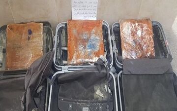 ماموران گمرک از چمدان دو مسافر خروجی ۱۶ کیلو گرم تریاک کشف کردند.