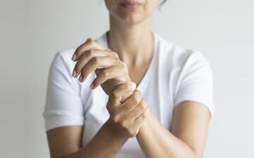 سوزش بی‌دلیل پوست دست و پا نشانه چیست؟