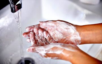 نشستن دست‌ها، ابرمیکروب را در فضا پخش می‌کند