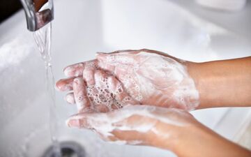 نشستن دست‌ها، ابرمیکروب را در فضا پخش می‌کند
